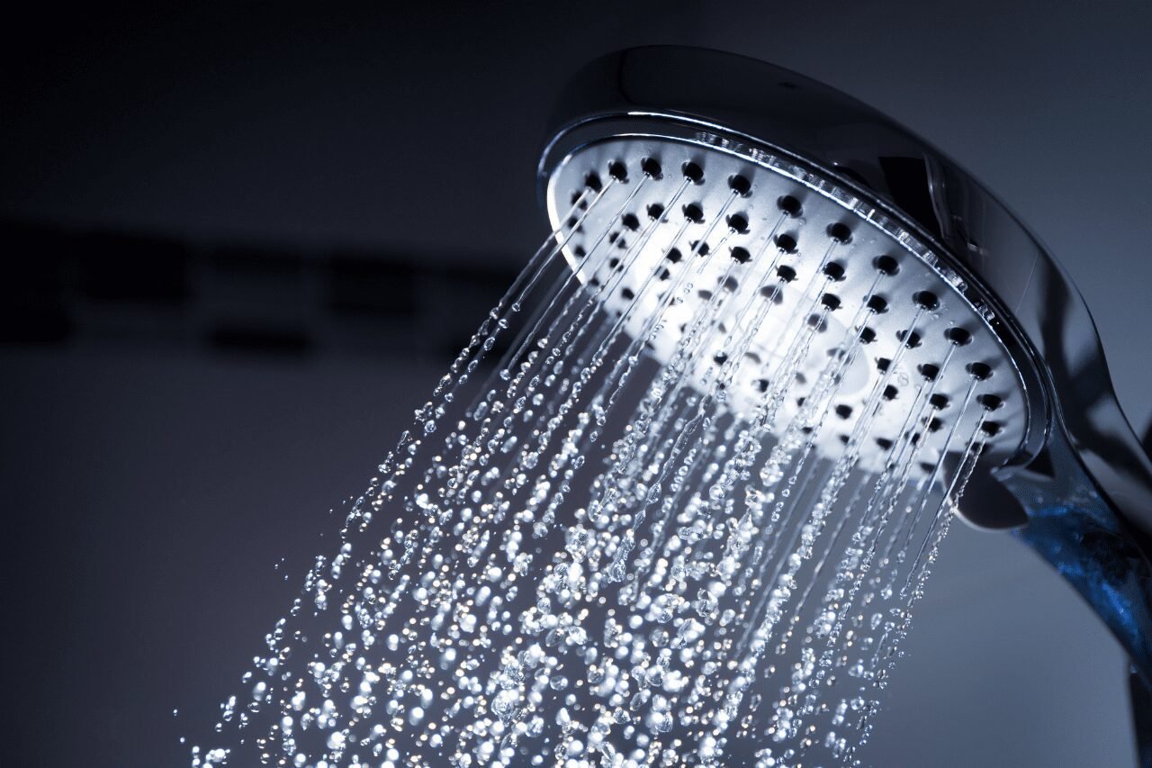 agua quente caindo da ducha de banho de aquecimento a gás